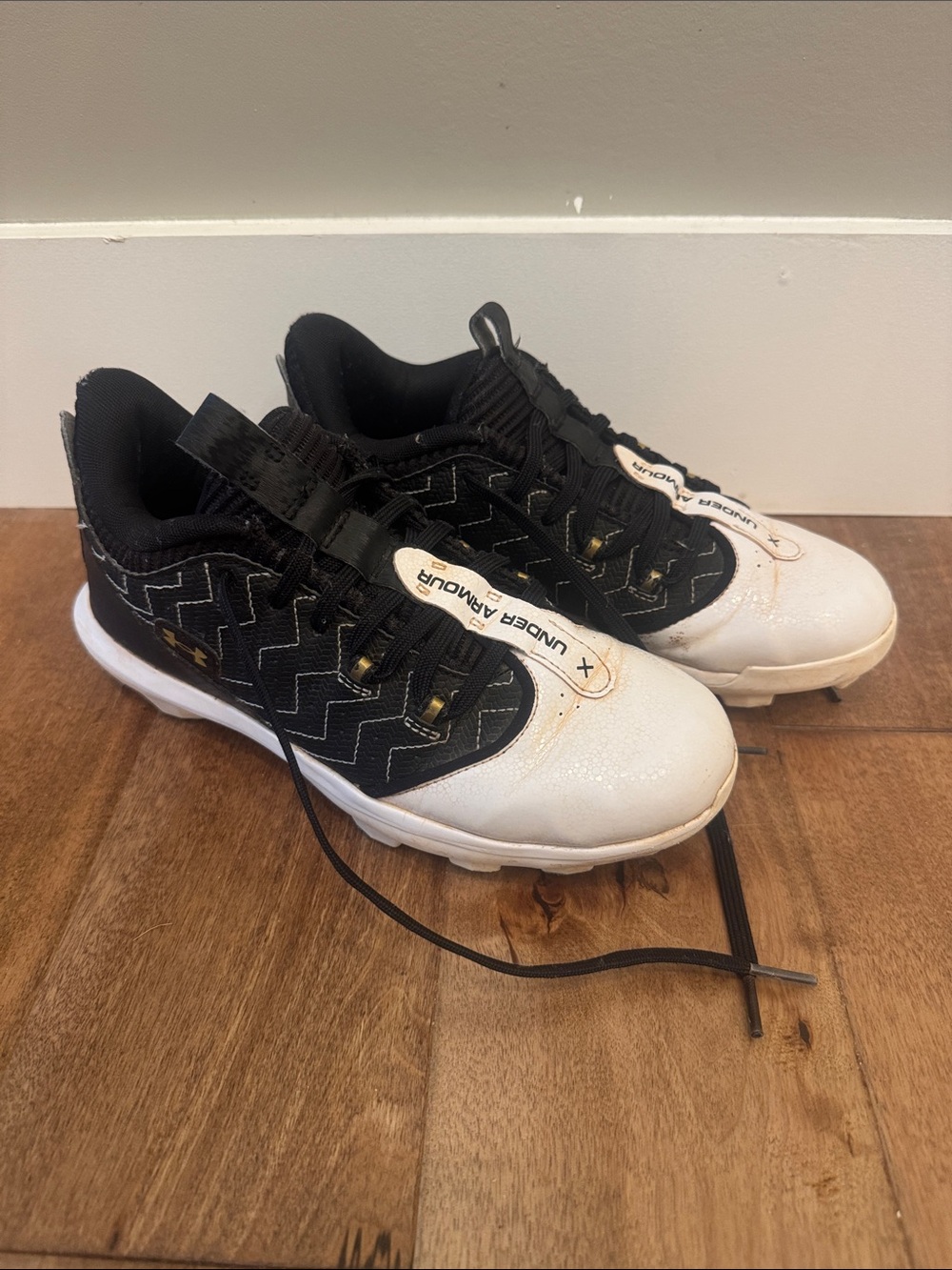 Under Armour Black and White Youth Baseball Cleats boys 6Y